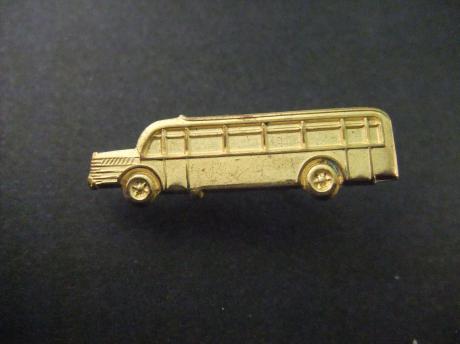 Autobus goudkleurige pet speld